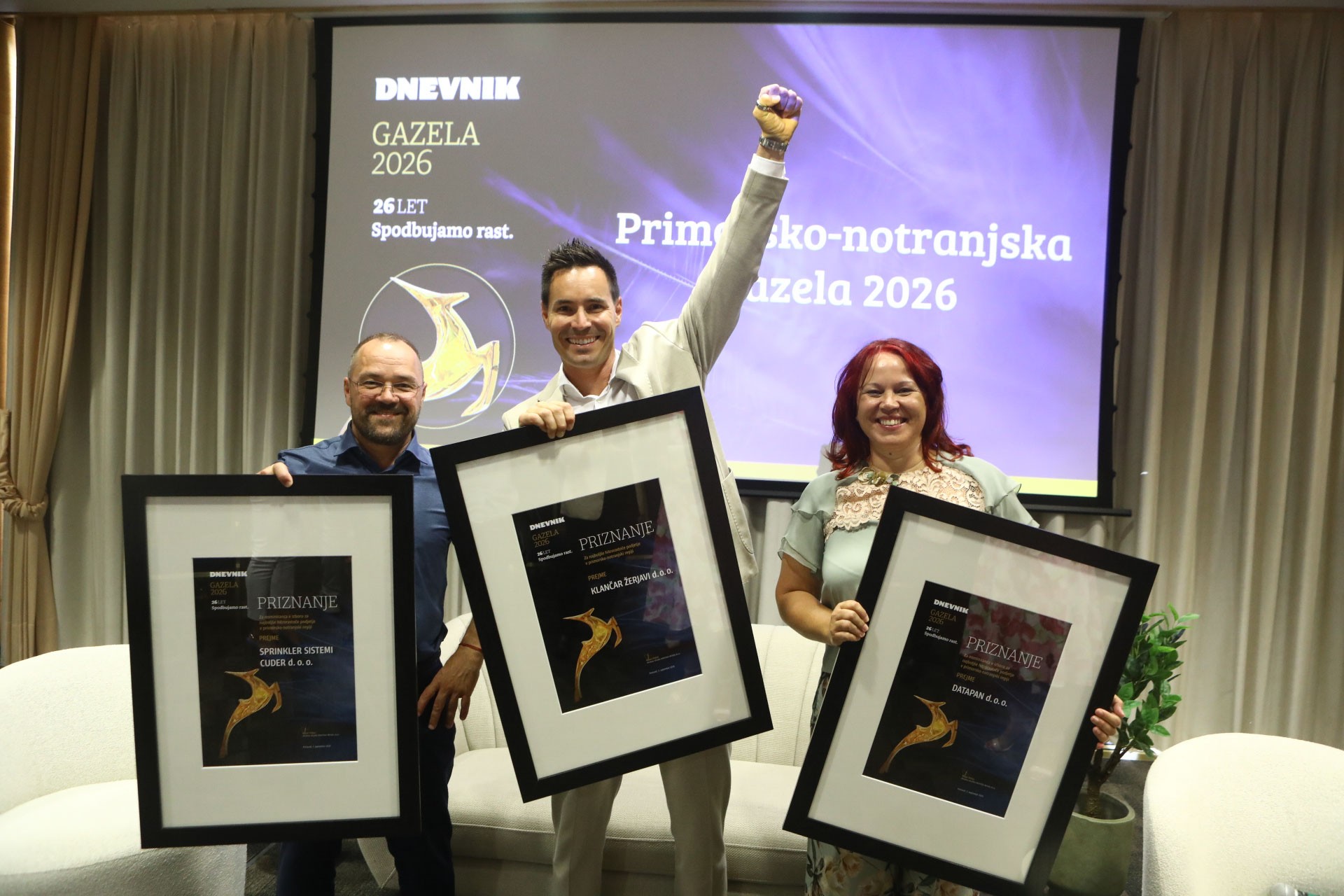 Andrej Klančar se je nagrade zelo razveselil. Poleg njega sta Samo Cuder (Sprinkler sistemi Cuder), Tina Kragelj Rijavec (Datapan). Foto Luka Cjuha.jpg