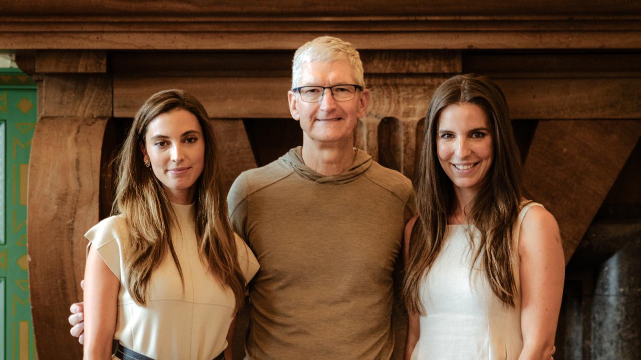 01-Tim-Cook-Apple-v-Postojnski-jami-z-Lano-Batagelj-in-Kajo-Batagelj.-Foto-L.-Lisjak-Postojnska-jama-d.d..jpg