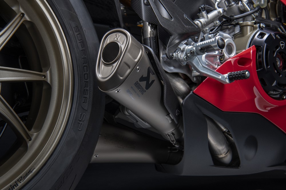 Ducati_Panigale_V4_Akrapovic.jpg