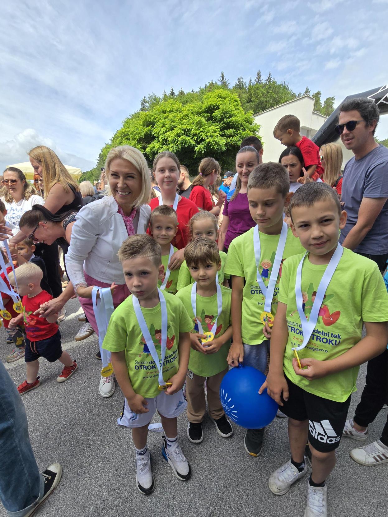 Tanja Skaza je vsakega malega tekača nagradila z medaljo, ker so prav vsi bili zmagovalci letošnjega teka..jpg