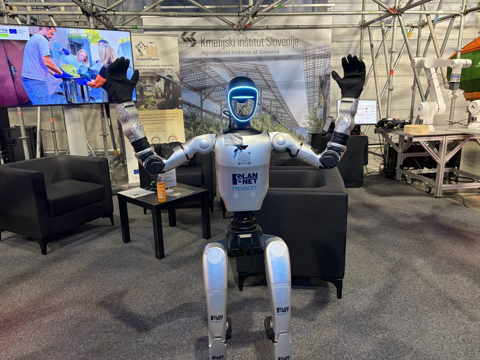 Humanoidni robot na forumu Impulz