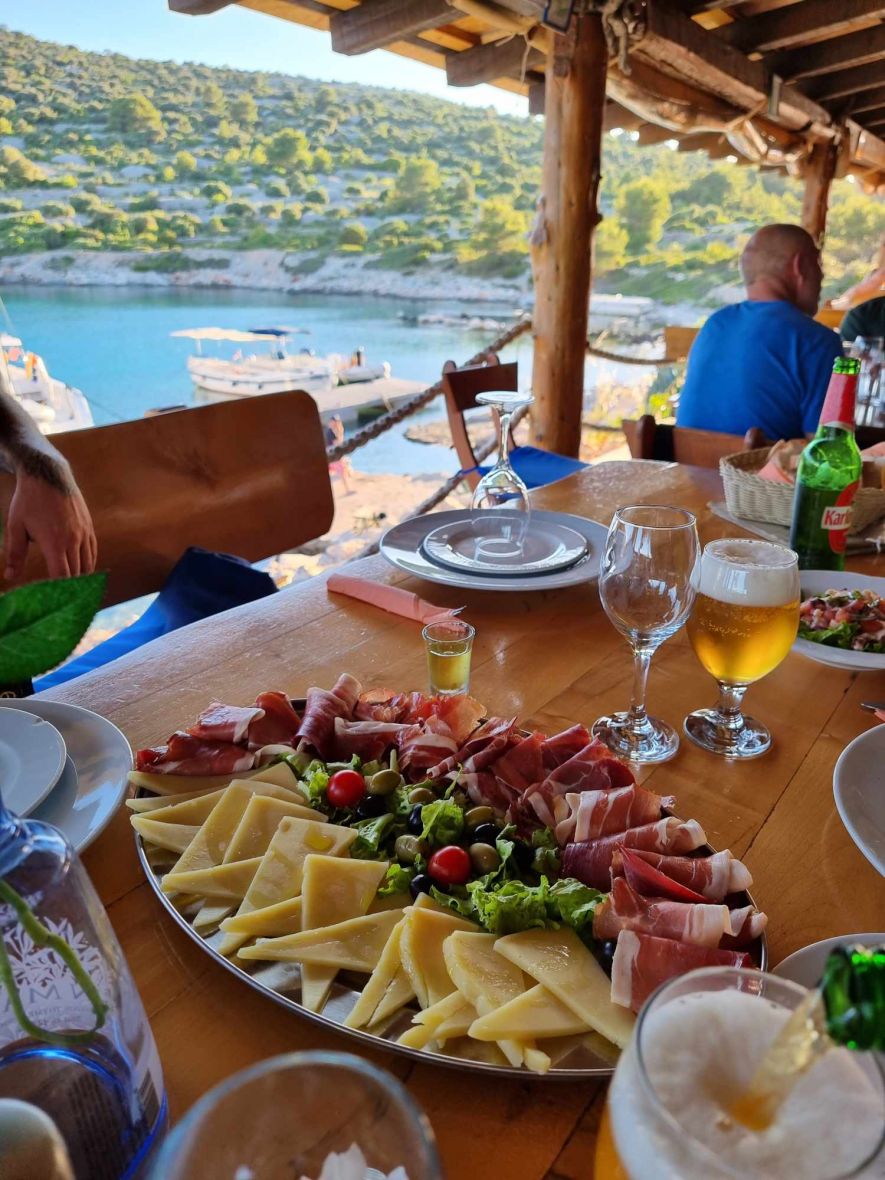 Šef hrvaške turistične zveze: Razmisliti moramo o naših cenah