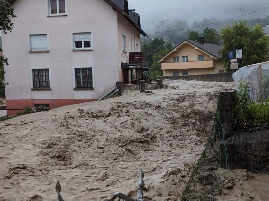 Brezplačna izposoja industrijskih IR panelov za pomoč v poplavah  