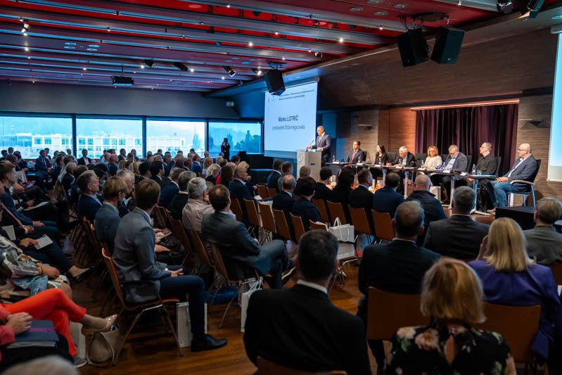 Na razvojni konferenci pozivi k reformam in decentralizaciji