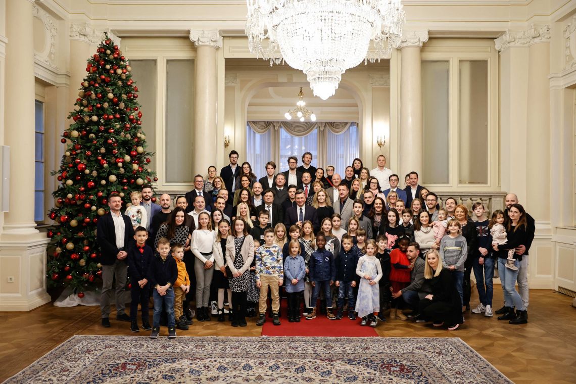 (fotozgodba) Člani kluba z družinami na obisku pri predsedniku Borutu Pahorju