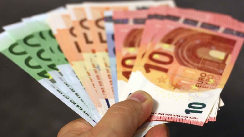 OECD svetuje Golobovi vladi: Izpeljite reformo zdravstvenega in pokojninskega sistema