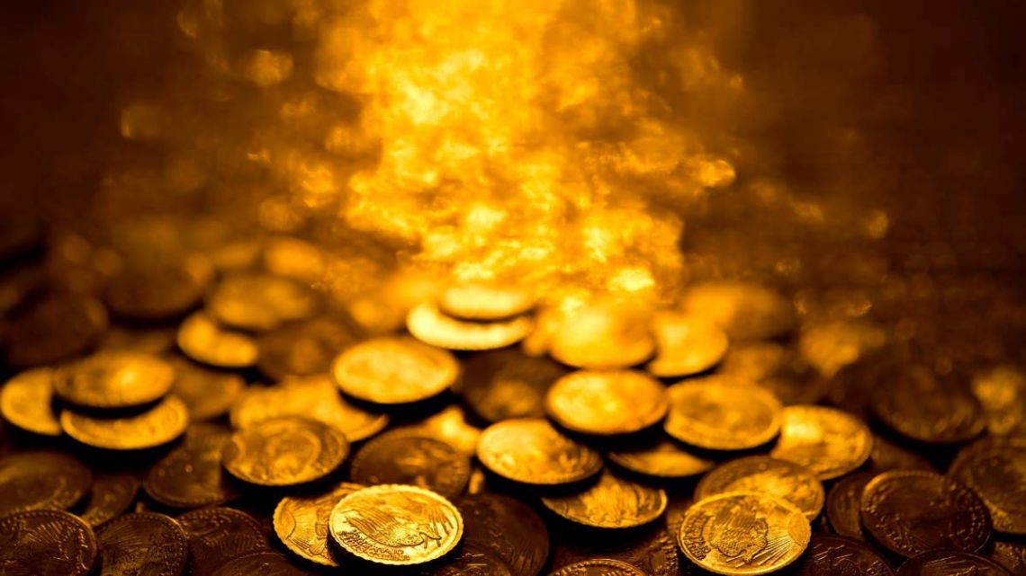 Zlato se drži pri 2.400 dolarjih za unčo, cene nepremičnin v ZDA navzdol
