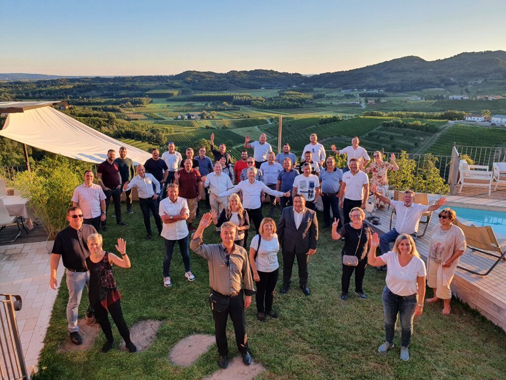 (fotozgodba) Nepozaben dan članov SBC v Brdih: na obisku pri Spintecu, Intri Lightingu in odličnih vinarjih