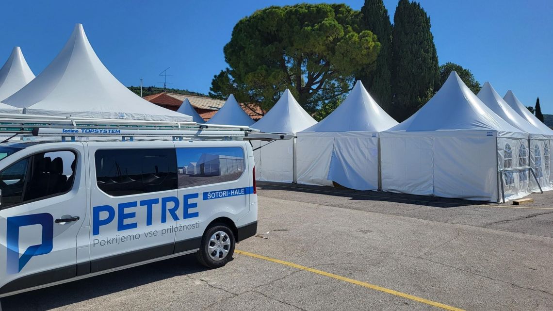 Petre šotori - hale na Internautici postavili več kot 70 pagod